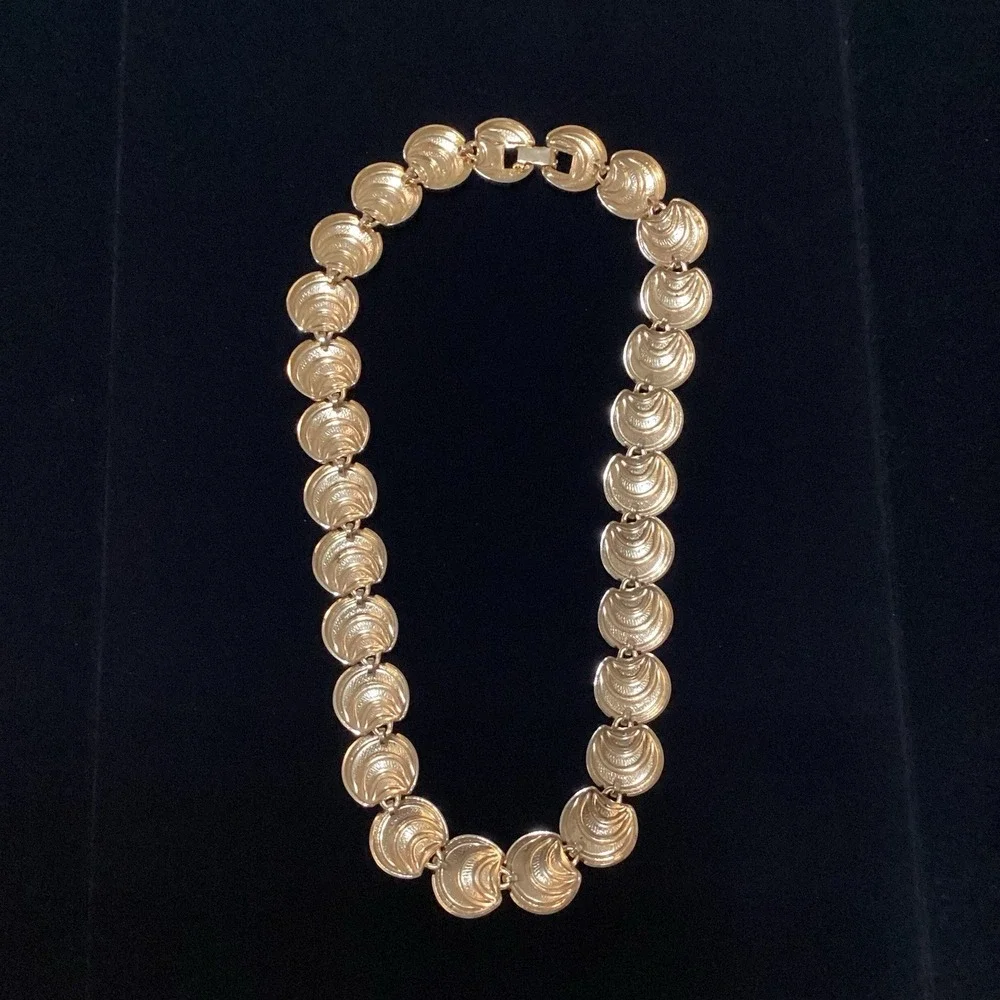 Vintage Gold Tone Red Enamel Scalloped Link Collar Necklace 17.5 Inch Statement